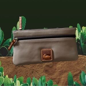 HOST PICK🎉NEW Dooney and Bourke Wallet For Sale. Holds iPhone Pro. Double zip.